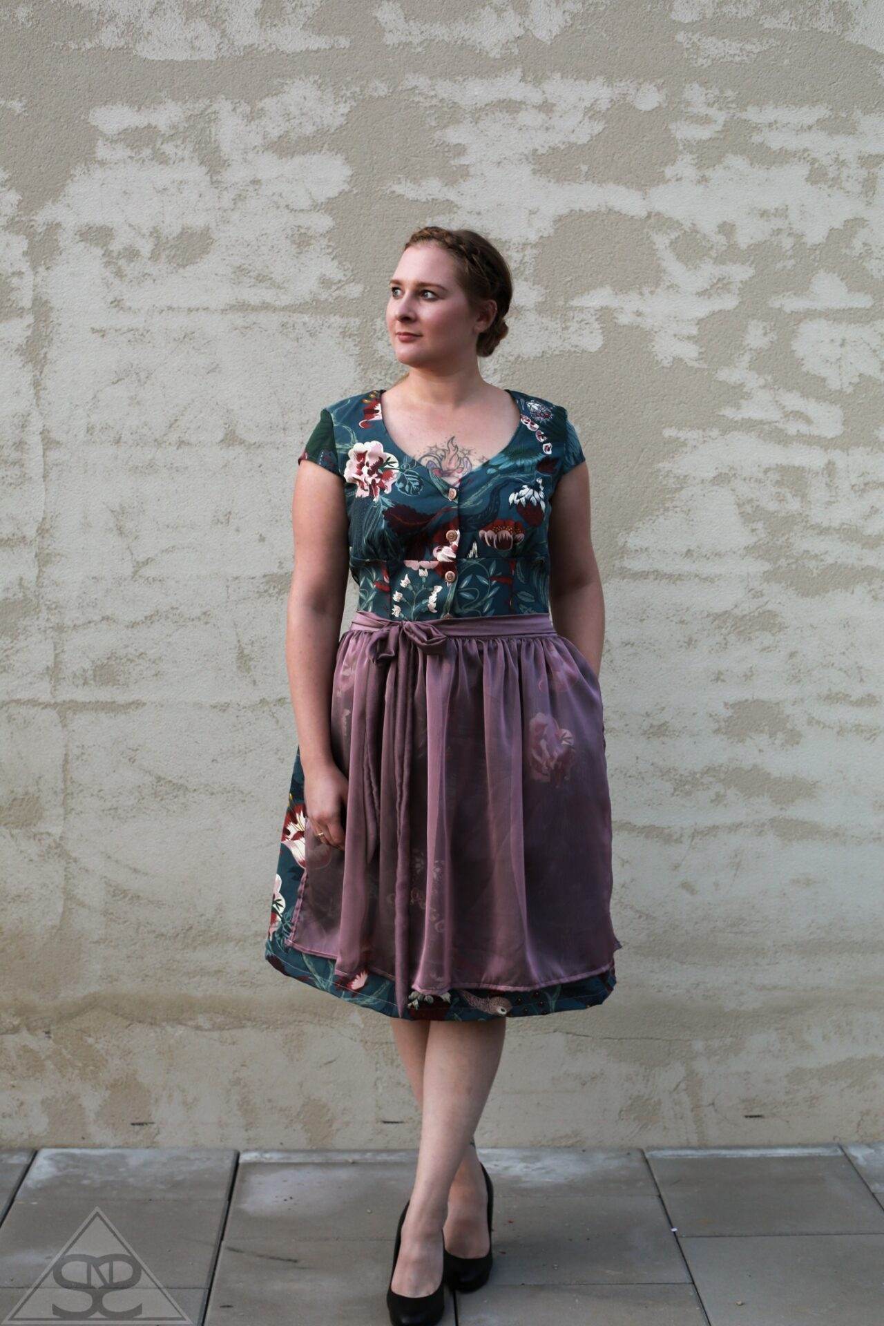 dirndlkleid sissi gr. 32 50 Person im geblümten Kleid vor Wand stehend