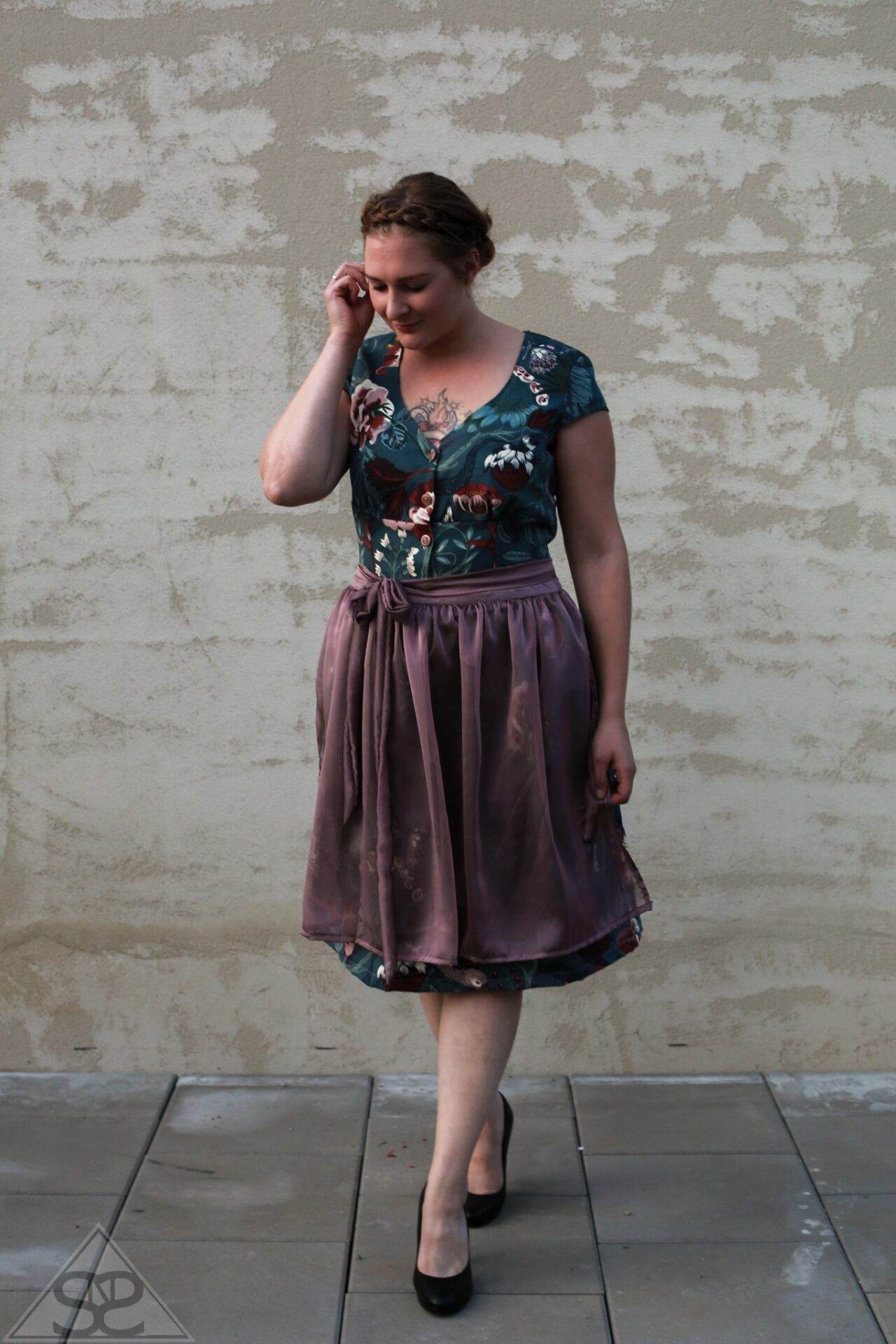 dirndlkleid sissi gr. 32 50 Frau im floralen Oberteil und lila Rock