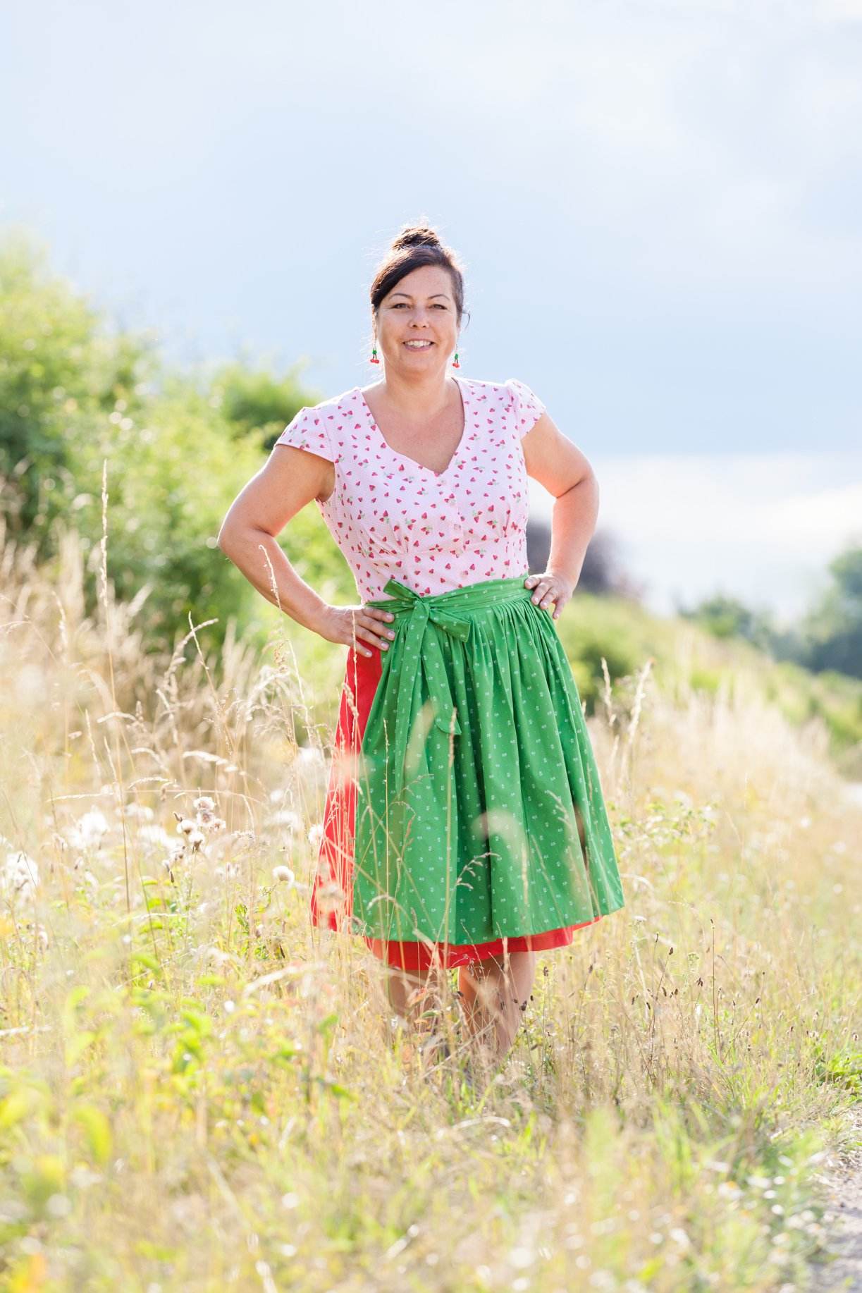 dirndlkleid sissi gr. 32 50 Frau im Sommerkleid auf einer Wiese