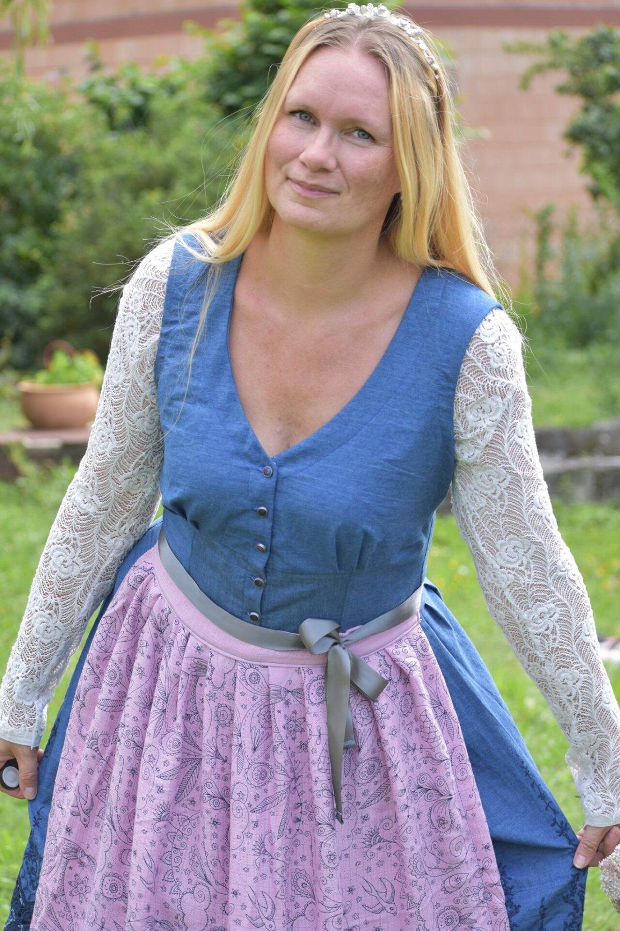dirndlkleid sissi gr. 32 50 Frau in bayerischer Tracht im Garten