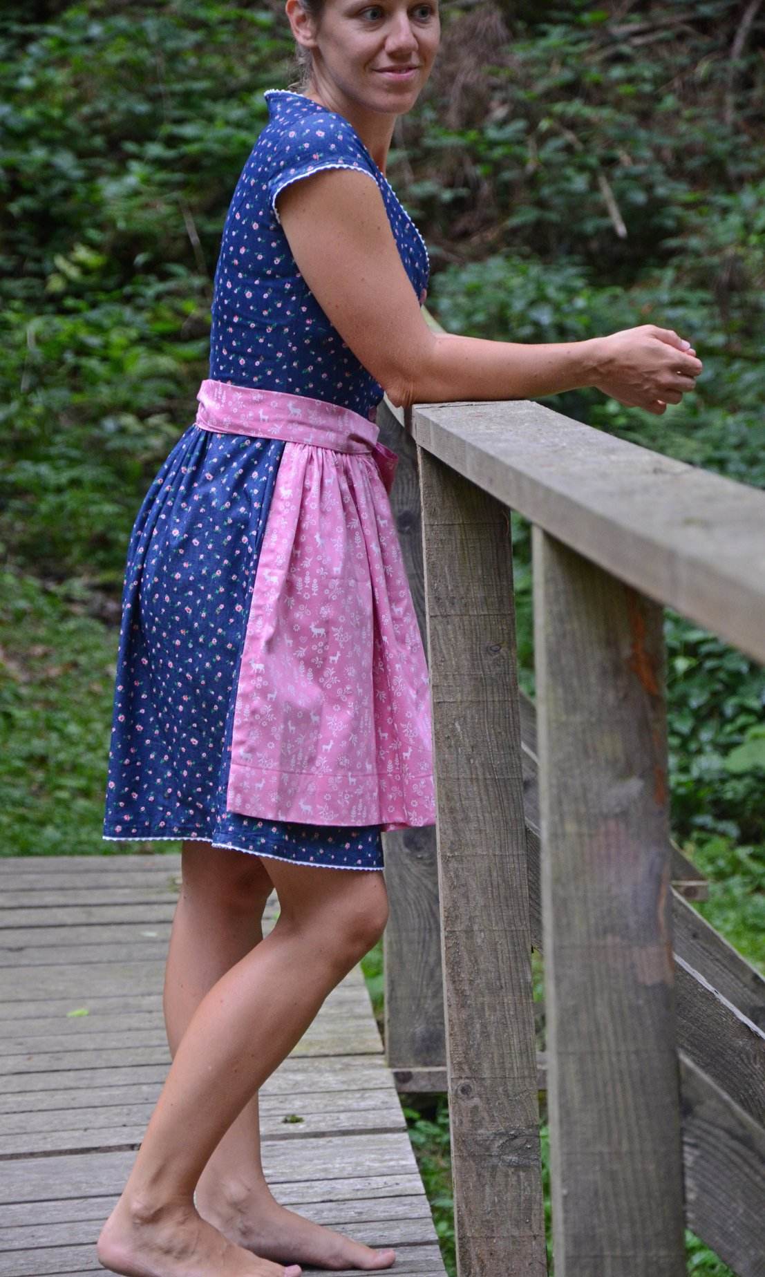 dirndlkleid sissi gr. 32 50 Frau im Kleid auf Holzsteg