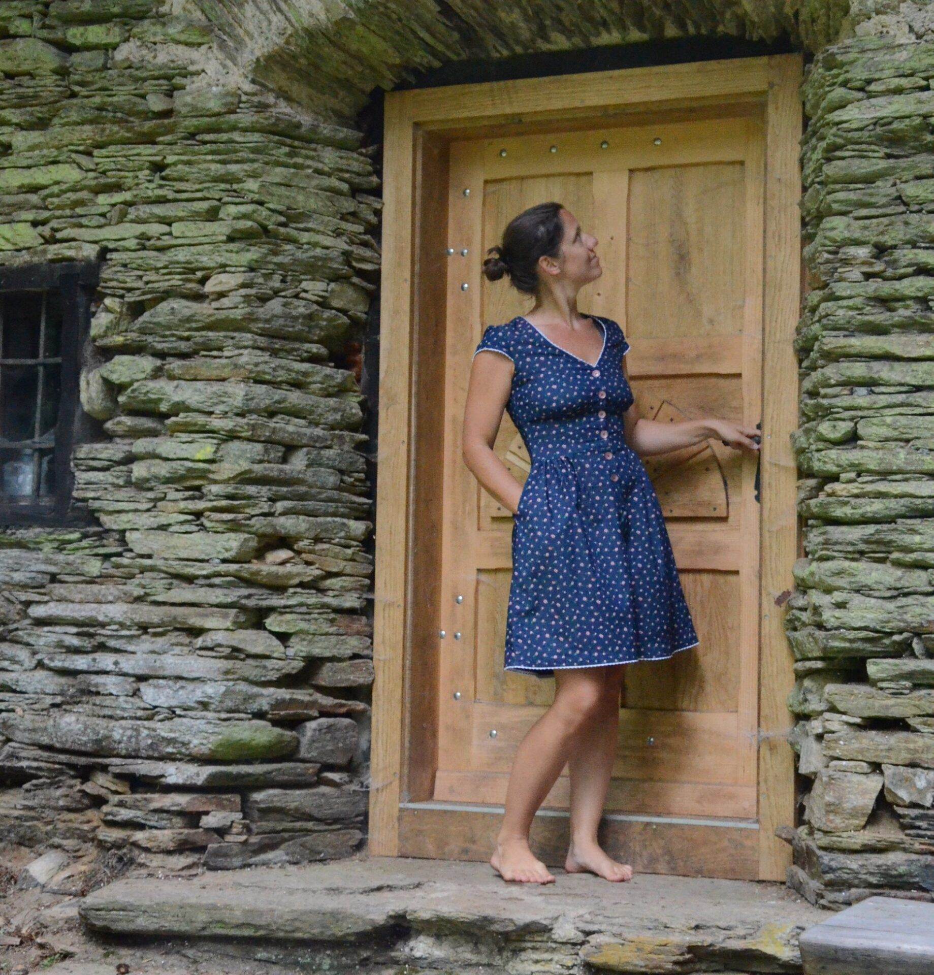 dirndlkleid sissi gr. 32 50 Frau vor steinernem Gebäude mit Holztür