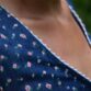 Nahaufnahme blumiges Kleid mit V-Ausschnitt