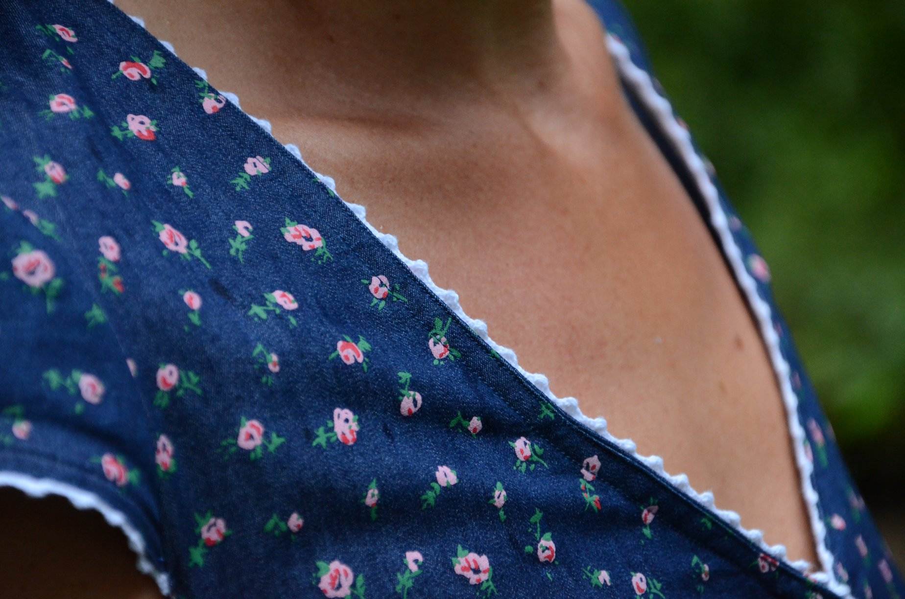 dirndlkleid sissi gr. 32 50 Nahaufnahme blumiges Kleid mit V-Ausschnitt