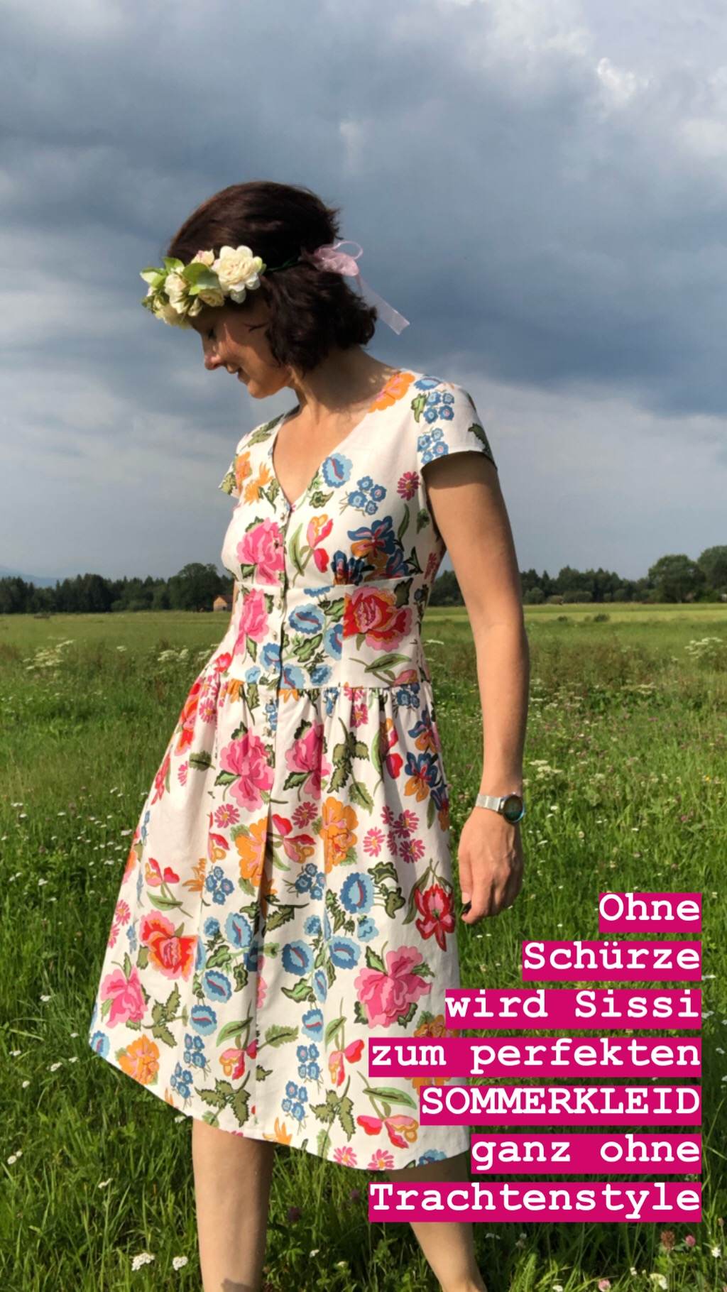 dirndlkleid sissi gr. 32 50 Frau im geblümten Kleid auf einer Wiese