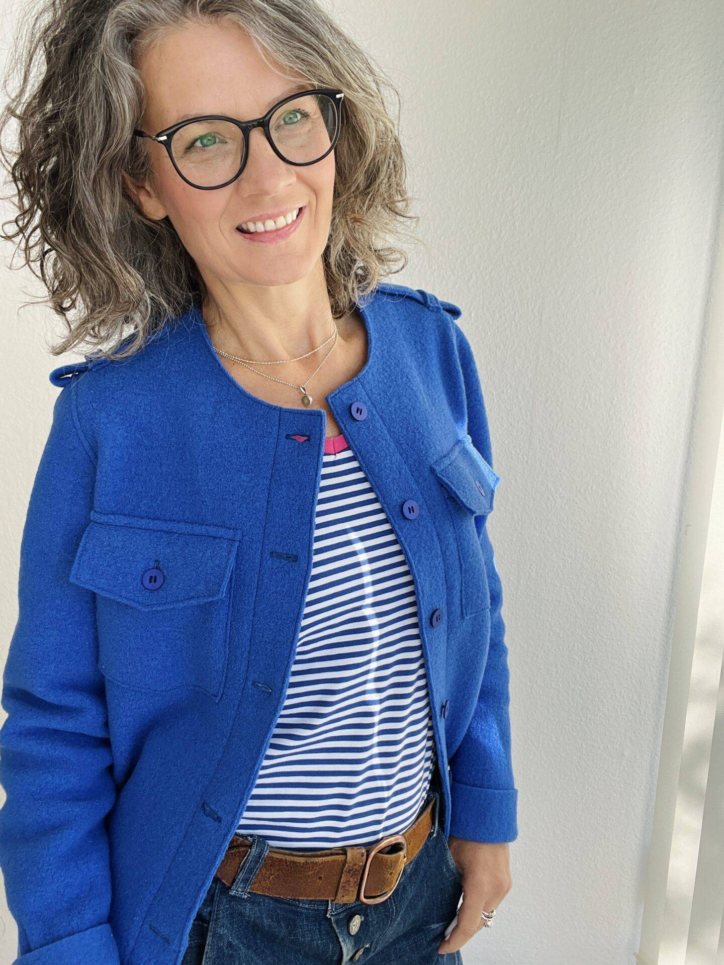 schnittmuster jacke eliza add on download Frau in blauer Jacke und Brille lächelt