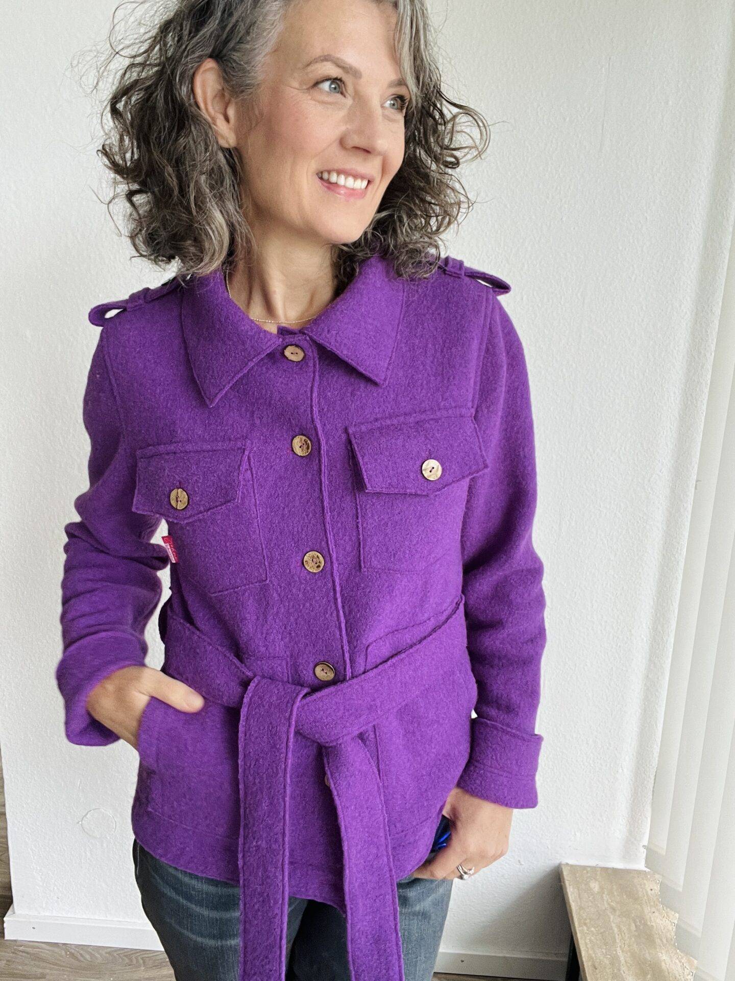 schnittmuster jacke eliza add on download Frau in lilafarbener Jacke lächelt.