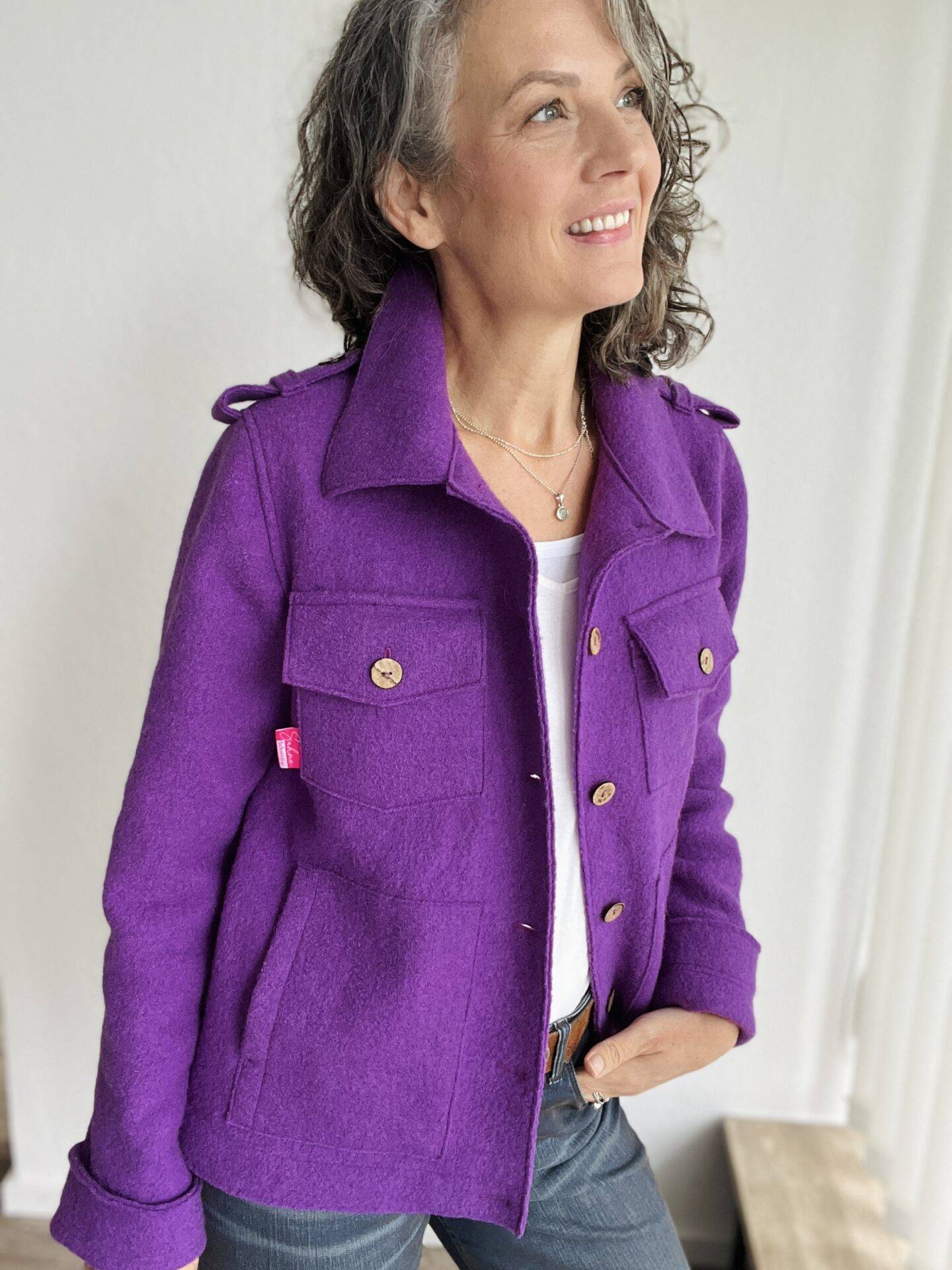 schnittmuster jacke eliza add on download Frau trägt lila Jacke, lächelt nach rechts.