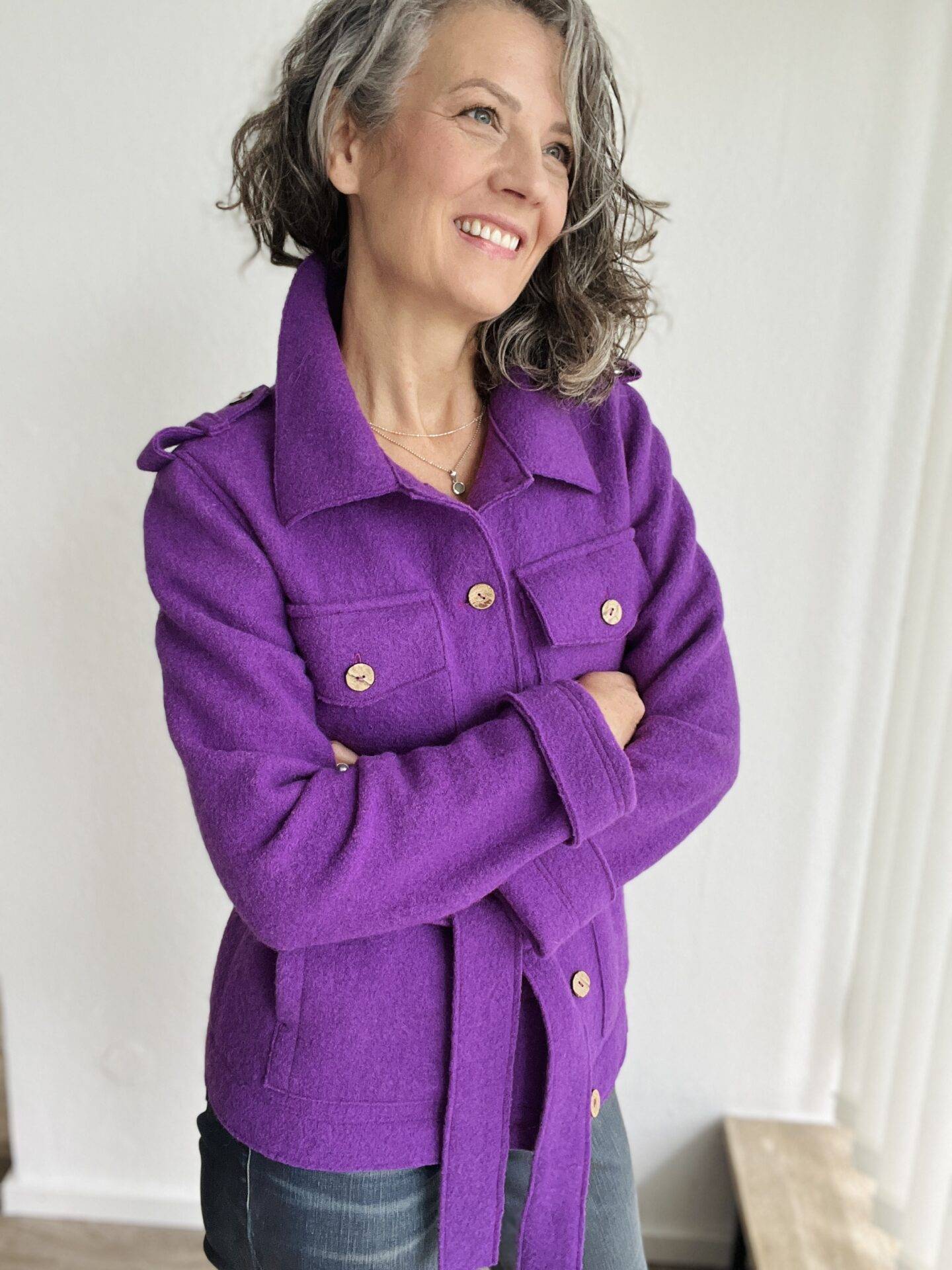 schnittmuster jacke eliza add on download Frau in lila Jacke lächelt leicht seitlich