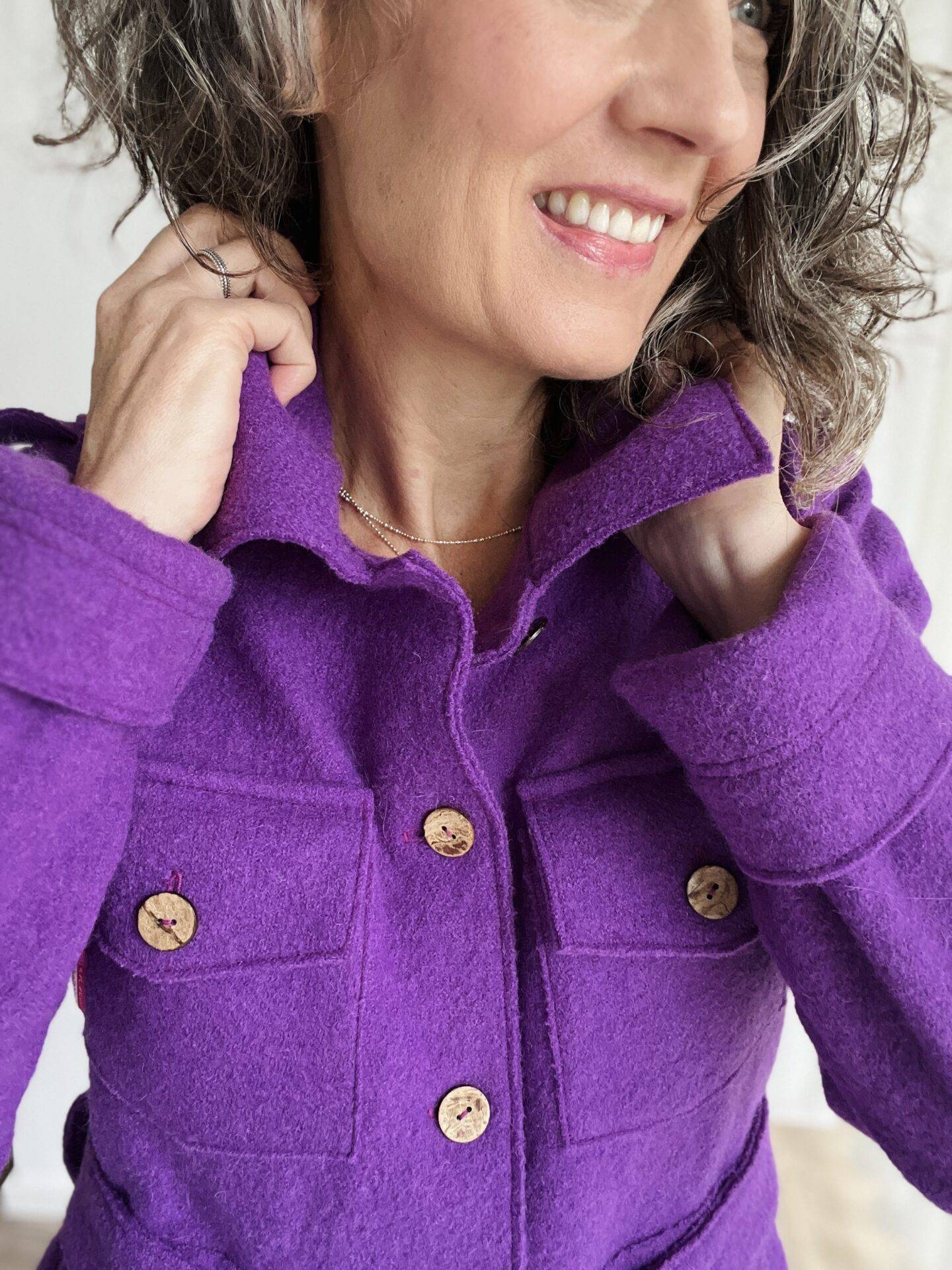 schnittmuster jacke eliza add on download Lächelnde Person in lila Jacke