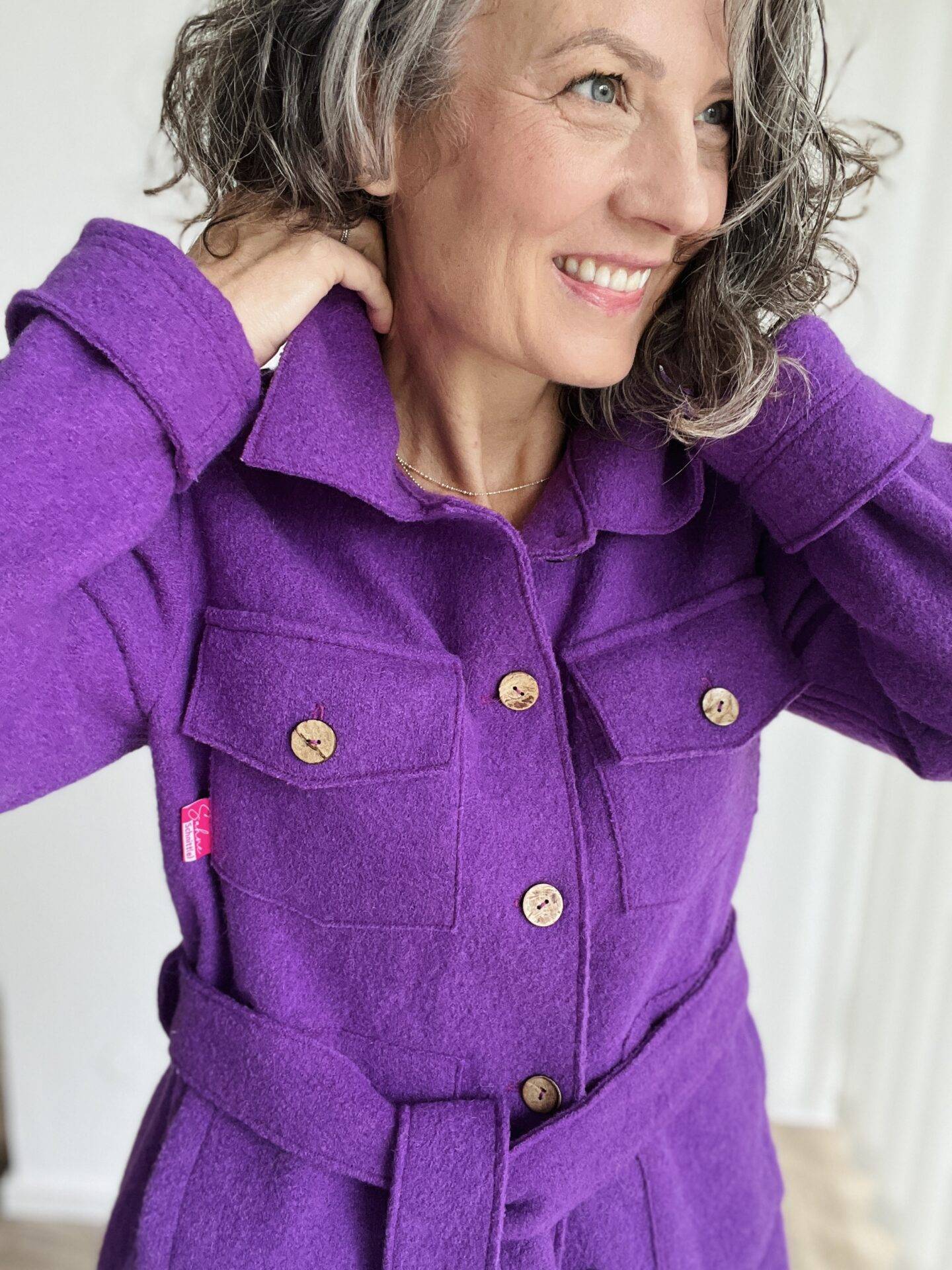 schnittmuster jacke eliza add on download Lächelnde Person in lila Mantel