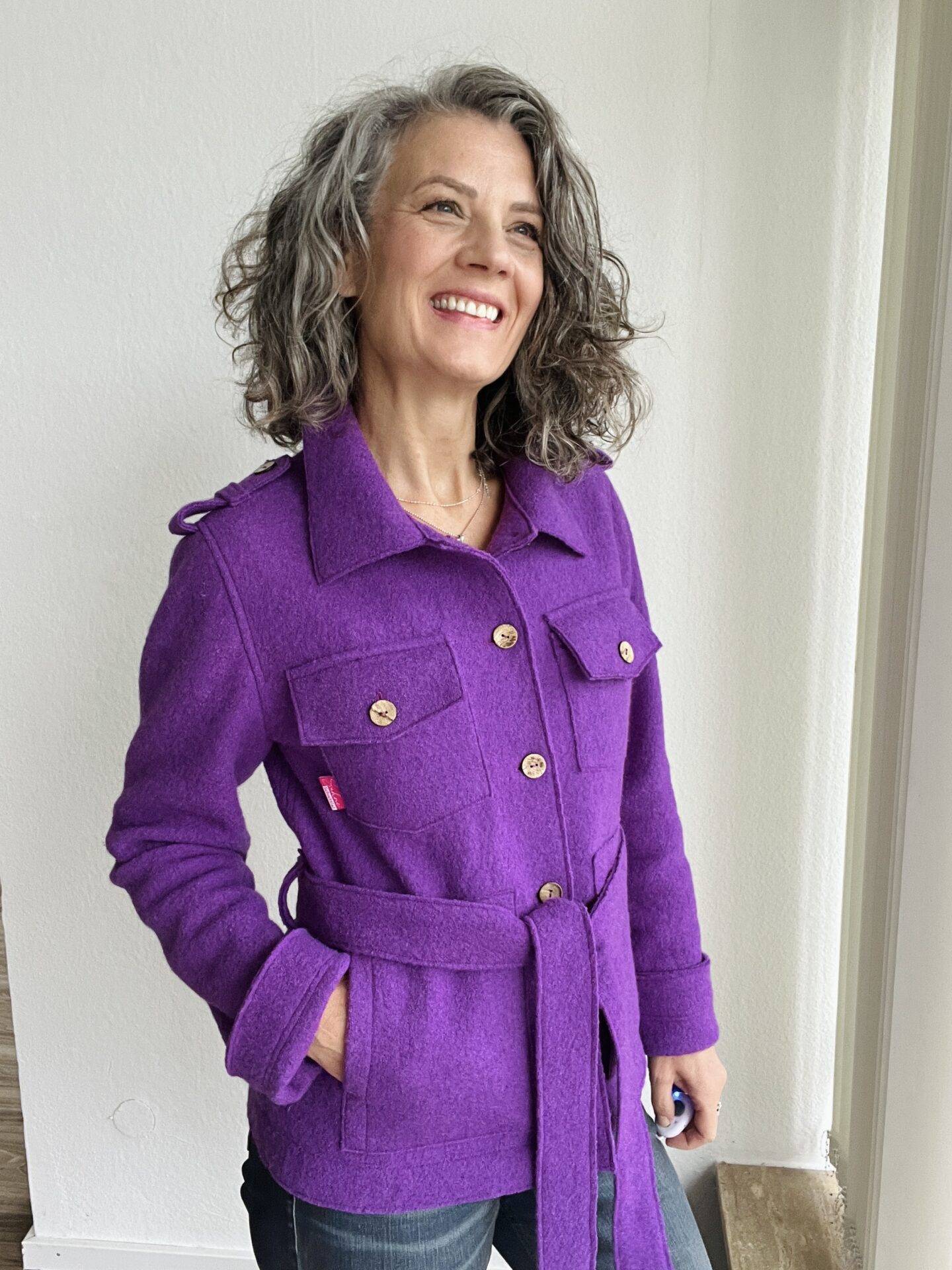 schnittmuster jacke eliza add on download Frau in lila Jacke lächelt