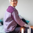 Frau mit Brille in gemütlichem Raum