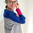 Person in buntem Pullover lächelnd