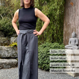 Frau mit selbstgenähter Hose im Garten