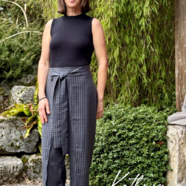 Frau in modernem Outfit vor Bambus im Garten