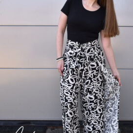 Frau mit schwarz-weißer Hose und schwarzem Shirt.