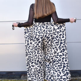 Frau mit Leopardenmuster-Hose von hinten