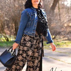 Frau mit Jeansjacke und Tasche im Freien