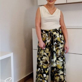 Frau in Sommeroutfit mit gemusterter Hose
