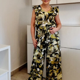 Frau trägt eine selbstgenähte Wickelhose aus fließendem Stoff mit floralem Muster, kombiniert mit passendem Oberteil – genäht nach dem Schnittmuster Wickelhose WIKKI von Freuleins