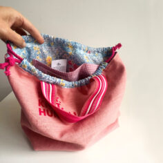 Bunte Tasche mit floralem Innenfutter