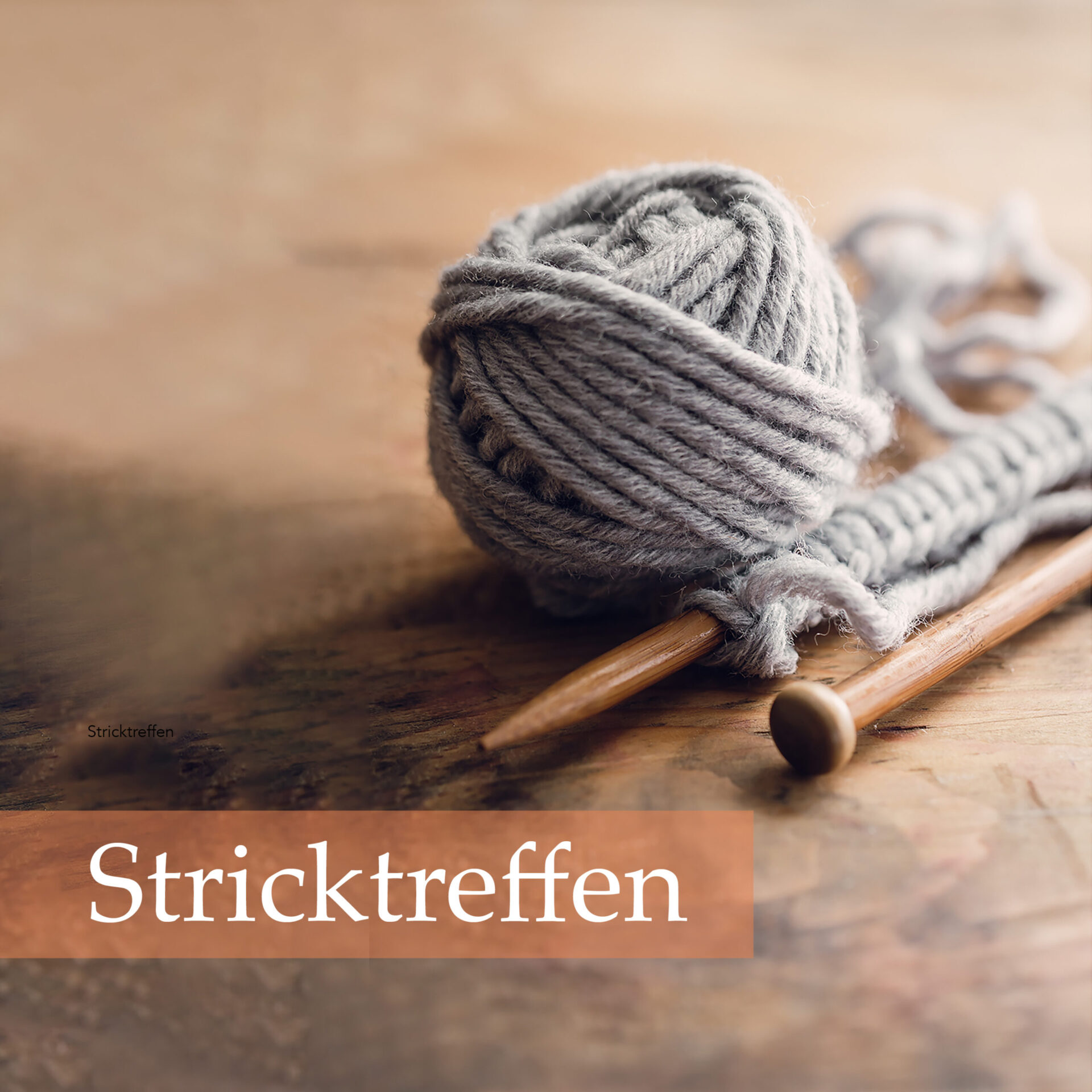 Garn und Stricknadeln auf einem Tisch