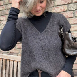 Frau mit grauen Haaren in modischer Kleidung