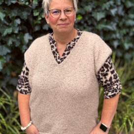 Frau in modischer Oberbekleidung im Freien