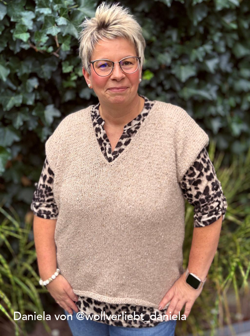 strickanleitung sweatervest lisbeth Frau in modischer Oberbekleidung im Freien