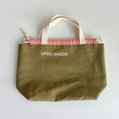 Tasche mit dem Aufdruck "UFOs Inside".