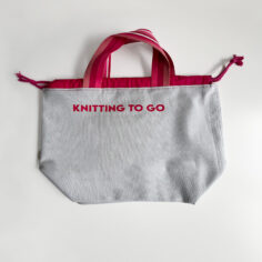 Grau-rosa Tasche mit Aufschrift für Strickbedarf