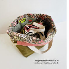 Bunte Tasche mit mehreren Fächern im Inneren.