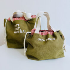 Zwei trendige Taschen mit einzigartigen Sprüchen.