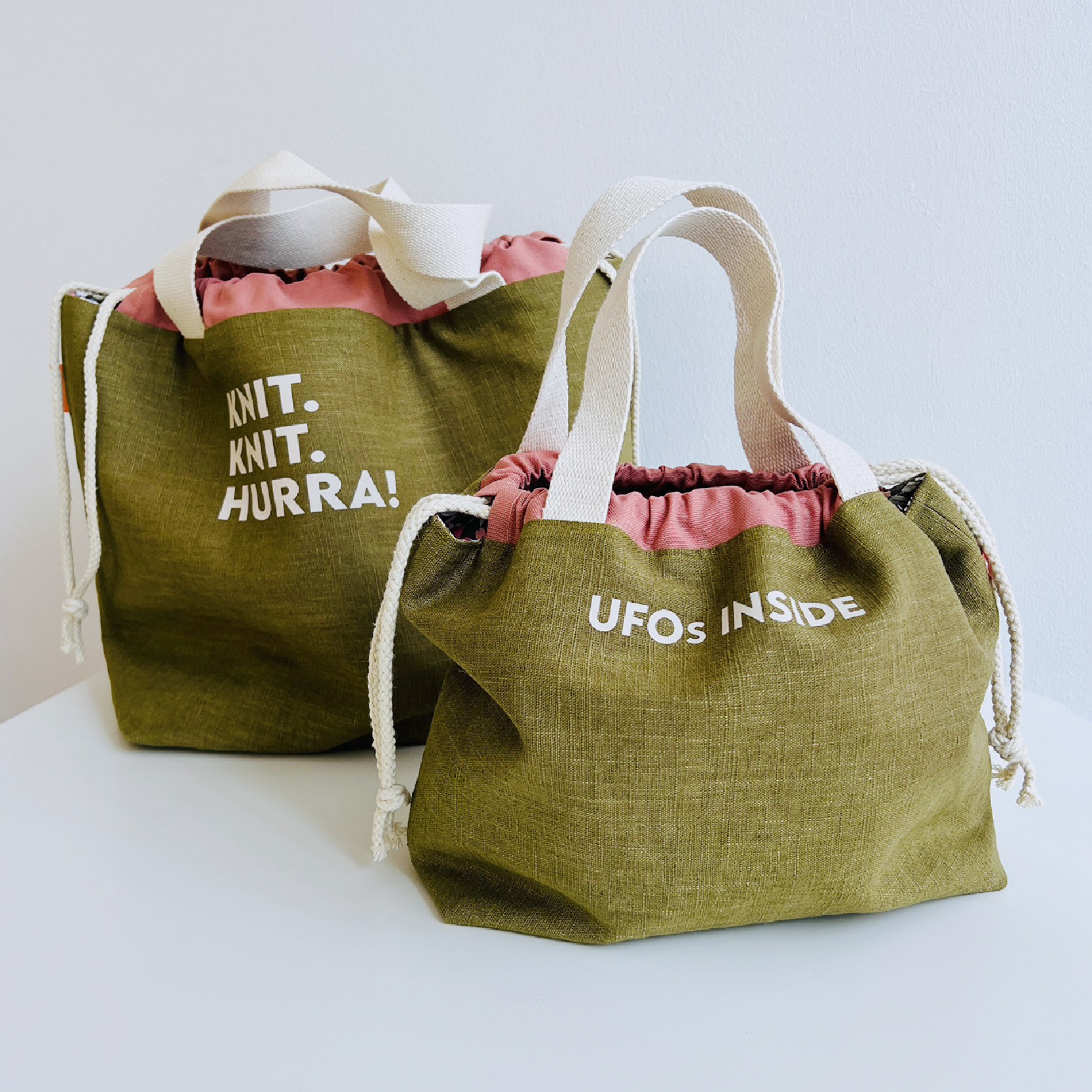 Zwei trendige Taschen mit einzigartigen Sprüchen.