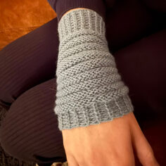 Gestrickte Armstulpen in hellblau.