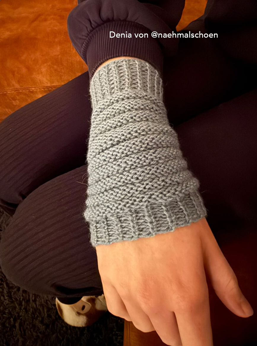 stulpen strickanleitung Gestrickte Armstulpen in hellblau.