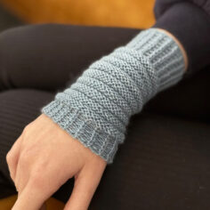 Häkelarmwärmer in mintgrün, modisch und warm.