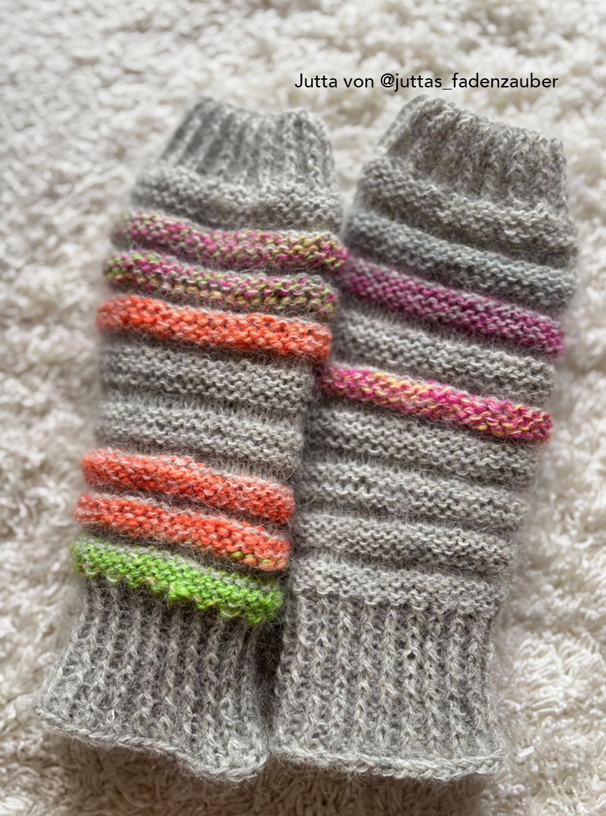 stulpen strickanleitung3 Warme, graue Armstulpen mit bunten Streifen.